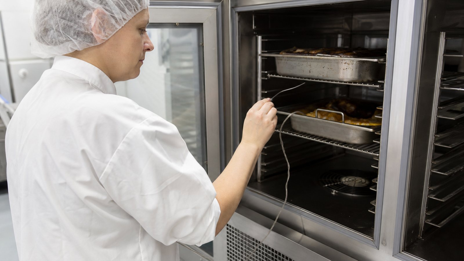 Cuisinier plaçant une préparation chaude dans une cellule de refroidissement rapide